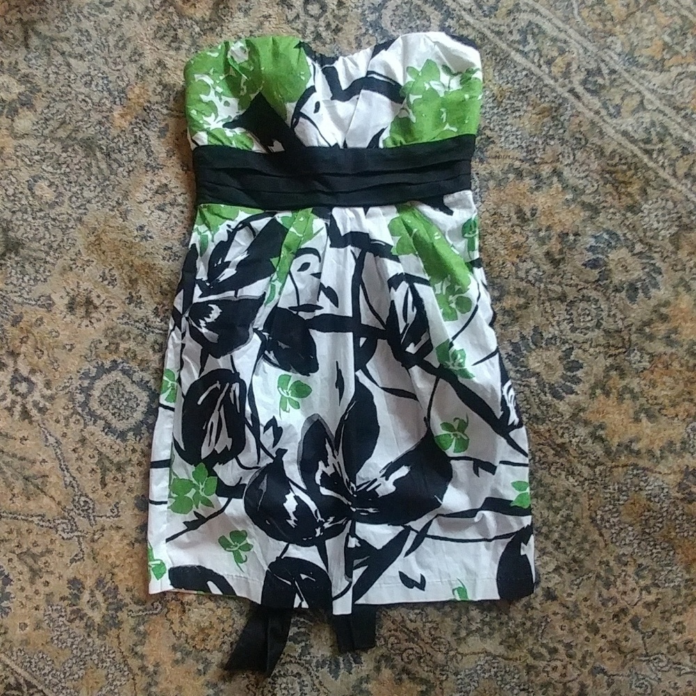 Cute strapless dress with pockets